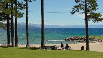 Beach nearby, sun-loungers, beach towels