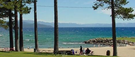 在海灘附近、躺椅、沙灘巾