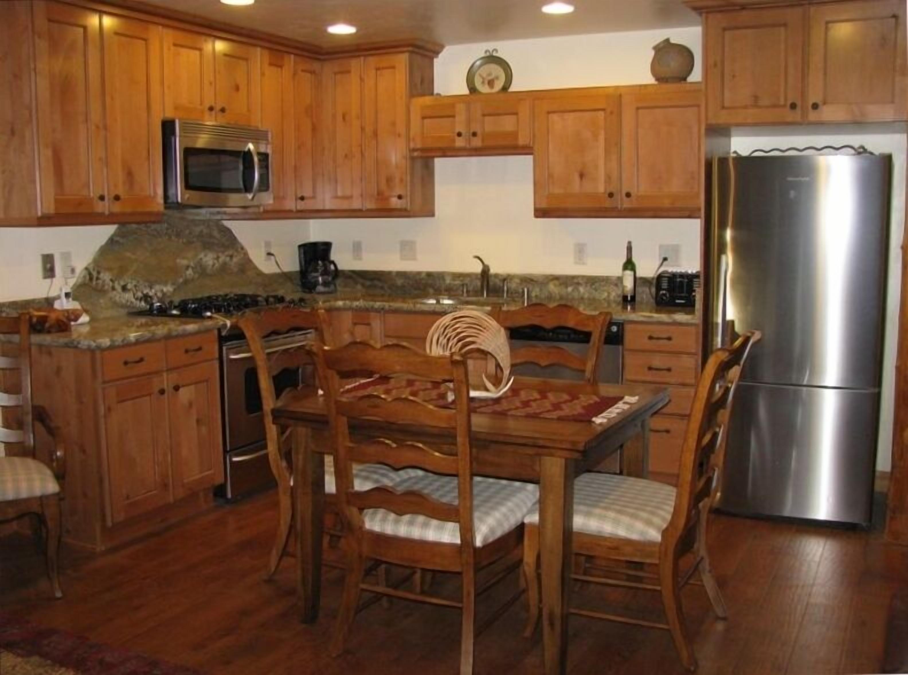 Beautiful Remodeled Condo - 12% off 7 days or more!