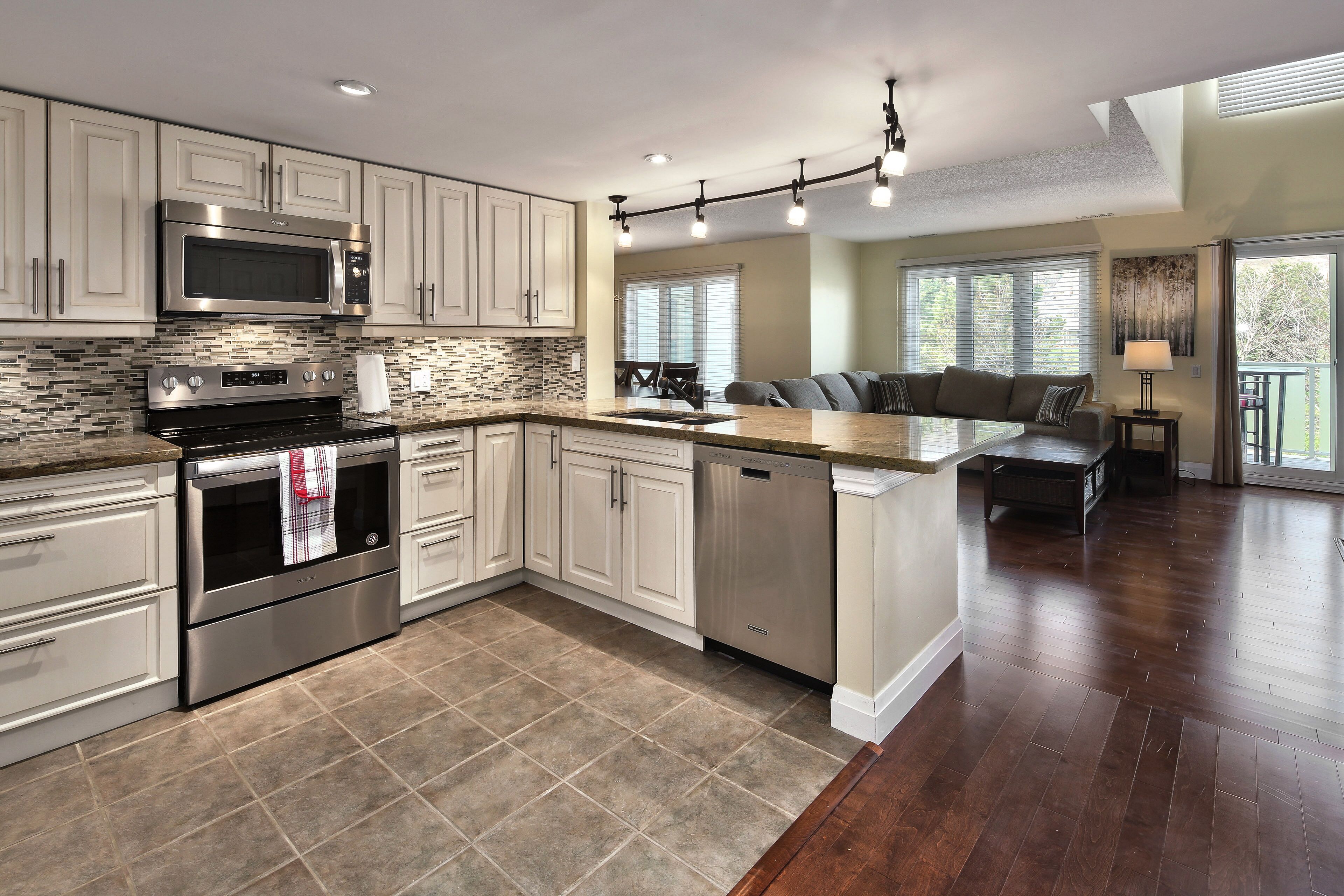 💖Large, luxurious, upper floor condo, steps to Blue Mountain Village...💖