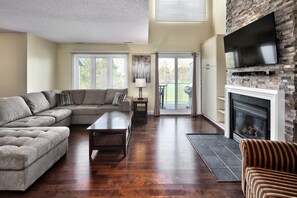 スマートテレビ、暖炉、ステレオ