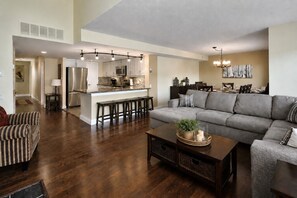Smart TV, fireplace, stereo - Large, luxurious, upper floor condo, steps to Blue Mountain Village... (The Blue Mountains)