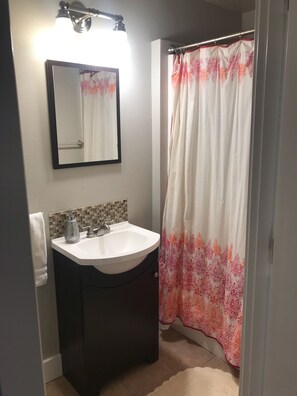 Bañera, secador de pelo, toallas, jabón