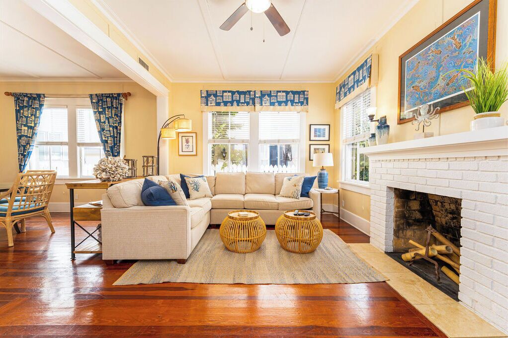 Smart-tv, eldstad, böcker och en stereo