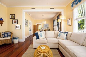 Smart TV, chimenea, libros y estéreo 