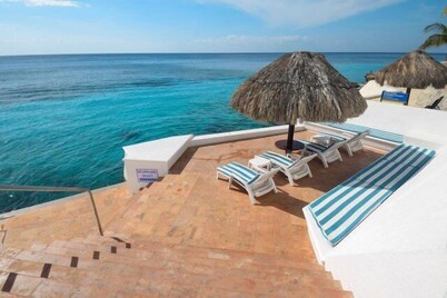 Oceanfront, 3Bdr Living, Gorgeous Sunsets, Great Snorkeling, North Shore of Town