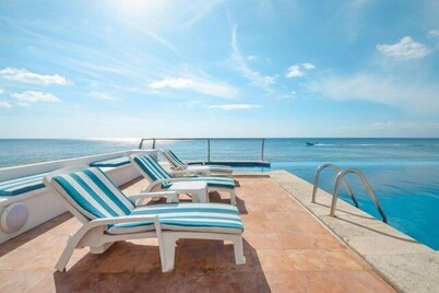 Oceanfront, 3Bdr Living, Gorgeous Sunsets, Great Snorkeling, North Shore of Town