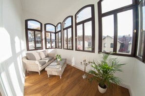 Habitación doble Deluxe | Decoración personalizada, muebles diferentes, escritorio y wifi gratis