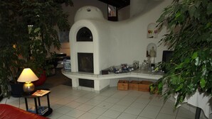 Una sala de estar acogedora con chimenea, un sofá rojo y una mesita de centro.