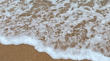 Una playa cerca, sillas reclinables de playa