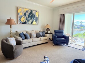 TV connectée, lecteur de DVD, baby-foot, livres