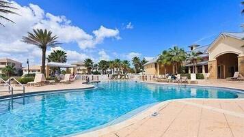 Utomhuspool och uppvÀrmd pool