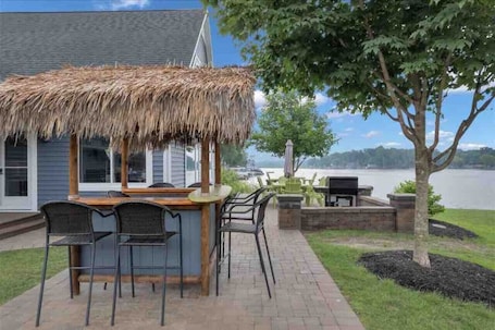 Restaurante al aire libre. ISLAND COVE on beautiful Sage Lake