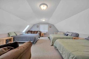 3 chambres, bureau, fer et planche à repasser, lit de bébé portatif