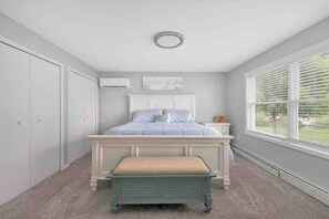 3 habitaciones, escritorio y tabla de planchar con plancha 