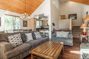 テレビ、暖炉、DVD プレーヤー、ステレオ