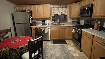 Geladeira, micro-ondas, fogão, cooktop