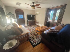 Smart-TV, Videospiele, DVD-Player, Bücher