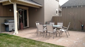 Outdoor dining - Mountain Views, Desert Skies, Passes to our 3 Sport centers w/private HOTTUB! (Redmond)