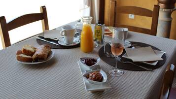 Dagelijks continentaal ontbijt inbegrepen