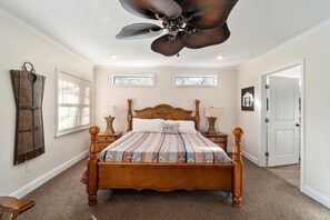 5 Schlafzimmer, Schreibtisch, Bügeleisen/Bügelbrett, Reisekinderbett