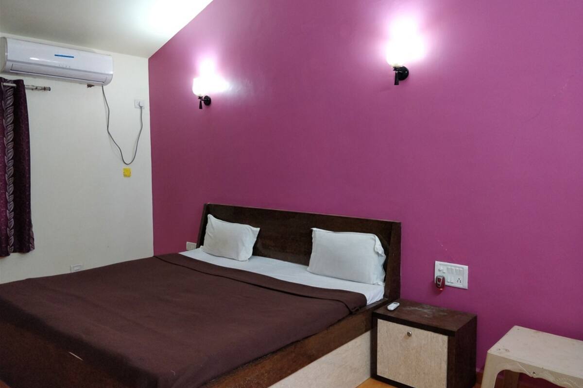 Double Room | In-room safe, desk, free WiFi