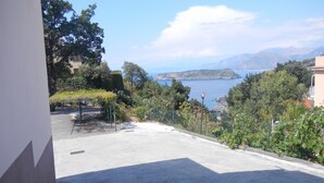 Una zona pavimentada con vistas al mar y a las montañas.