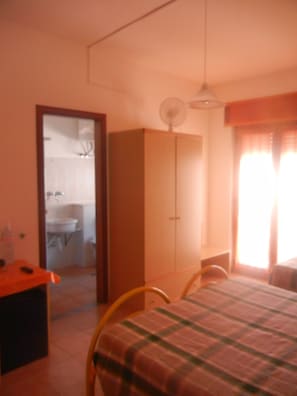 Habitación cuádruple, balcón | 1 dormitorio, minibar, escritorio y wifi gratis