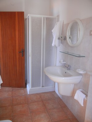 Shower, rainfall showerhead, free toiletries, hair dryer - Albergo il Brillantino (San Nicola Arcella)