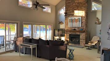 Smart-TV, Kamin, Videospiele, Tischtennisplatte