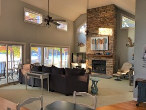 Smart TV, fireplace, video games, ping pong - HUGE cove, DEEP water, KAYAKS, SUPs, fire pit & game room (Littleton)