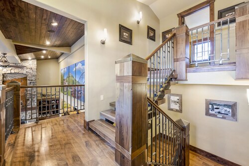 Entire large home- Luxe, Walk to lift & town! Game room, hot tub
