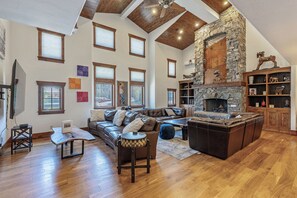 Smart TV, fireplace, DVD player, books - Entire large home- Luxe, Walk to lift & town! Game room, hot tub (Park City)