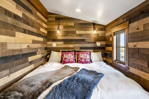 6 bedrooms, desk, iron/ironing board, travel crib - Entire large home- Luxe, Walk to lift & town! Game room, hot tub (Park City)