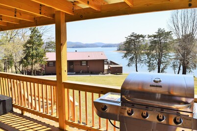 The Lake House     Lake front/Private Dock/ Sleeps 12
