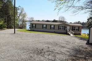 Exterior - The Lake House Lake front/Private Dock/ Sleeps 12 (Bean Station)