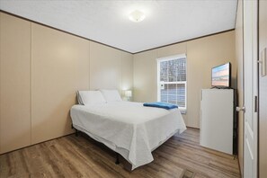 5 bedrooms, free WiFi, bed sheets - The Lake House     Lake front/Private Dock/ Sleeps 12 (Bean Station)