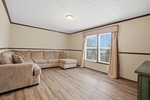 TV - The Lake House     Lake front/Private Dock/ Sleeps 12 (Bean Station)