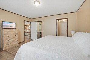 5 bedrooms, free WiFi, bed sheets