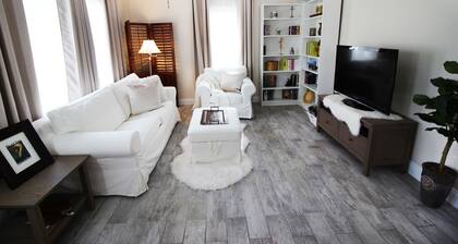 Historic District Bungalow - Easy Walk to Downtown