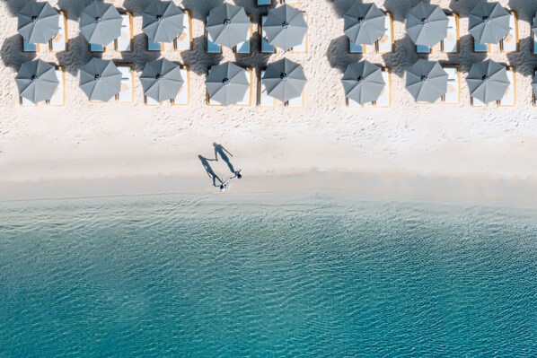 Beach nearby, white sand, sun loungers, beach umbrellas - Psarou Villa (Mykonos)