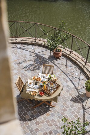 Outdoor dining - Domaine de la Partoucie (Confolens)