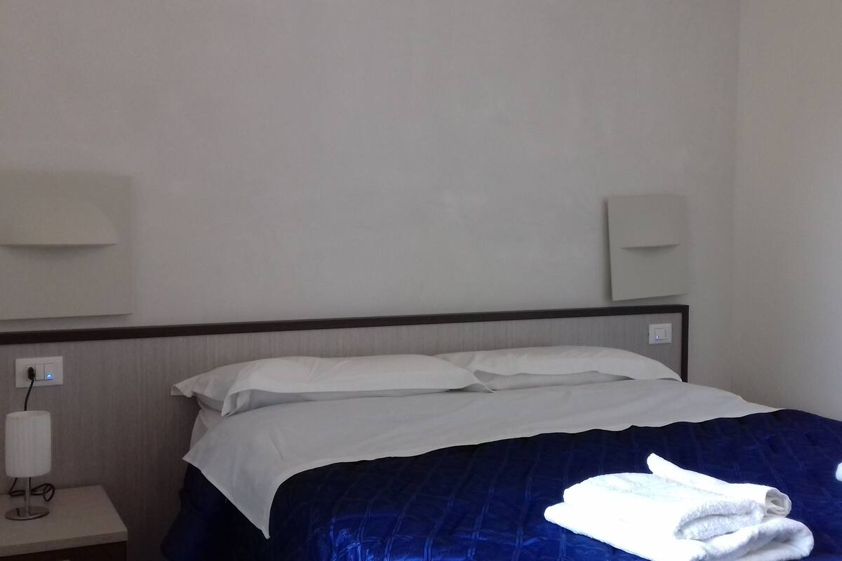 Phòng đôi, phù hợp cho người khuyết tật | Minibar, bàn, nôi/gi ường cho trẻ sơ sinh (phụ phí) 