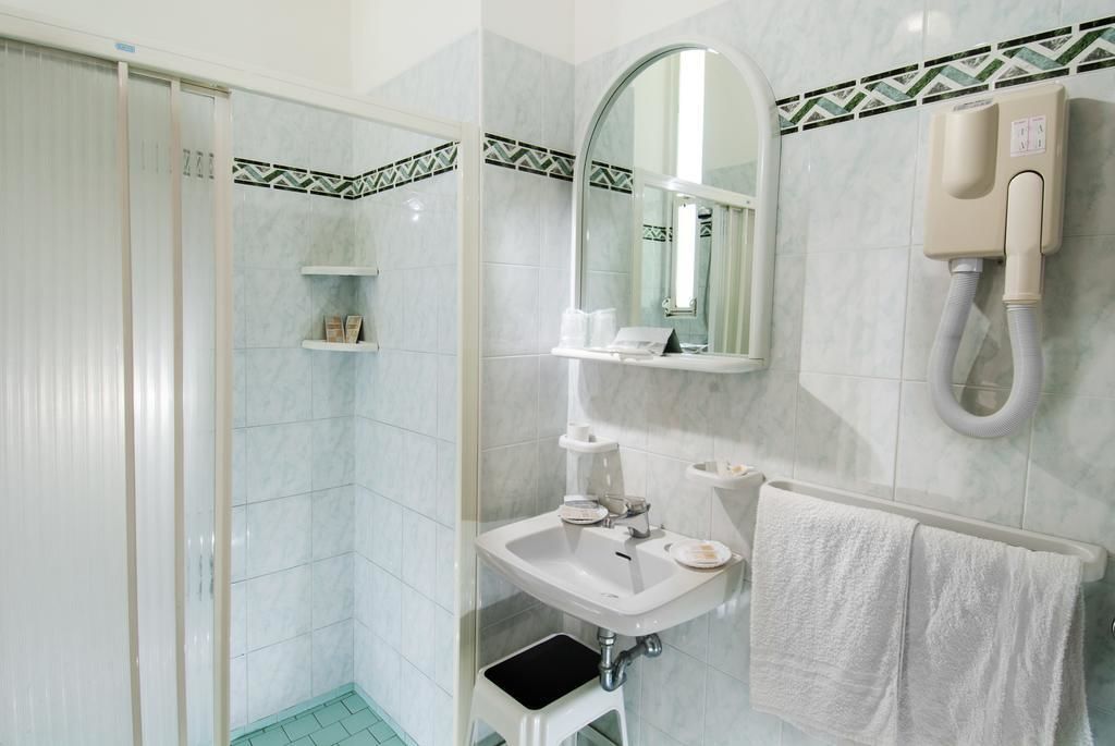 shower, free toiletries, hair dryer, bidet