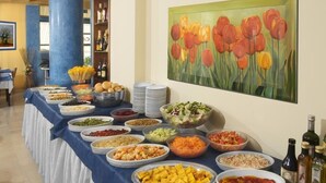 Una mesa de buffet con diversos alimentos y condimentos.