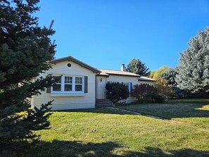 Exterior - Large Groups & Families Welcome- Hot Tub, Grill and Picnic Area! (Albion)