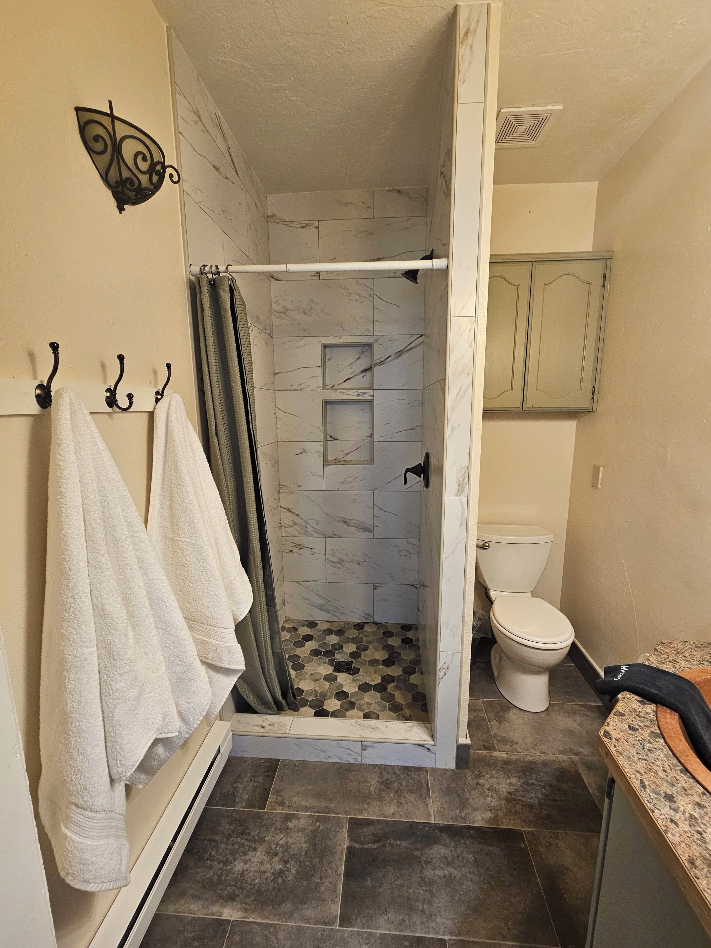 Bathtub, towels