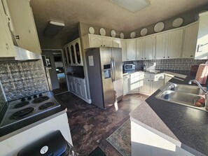 Fridge, microwave, oven, stovetop - Large Groups & Families Welcome- Hot Tub, Grill and Picnic Area! (Albion)