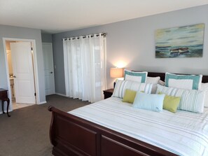 6 bedrooms, desk, iron/ironing board, WiFi - Lakefront - Gentle Slope to Water - Sleeps 18 (Shell Knob)
