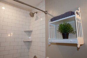 Badewanne, Haartrockner, Handtücher
